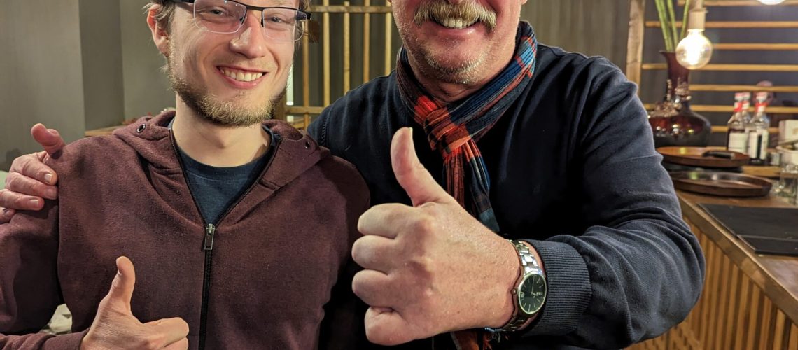 Bernd Westermann bedankt sich bei Wadim Smuda für die Zusammenarbeit an Charlottenburger Spitze